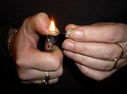 Speld verwarmen met een vlam